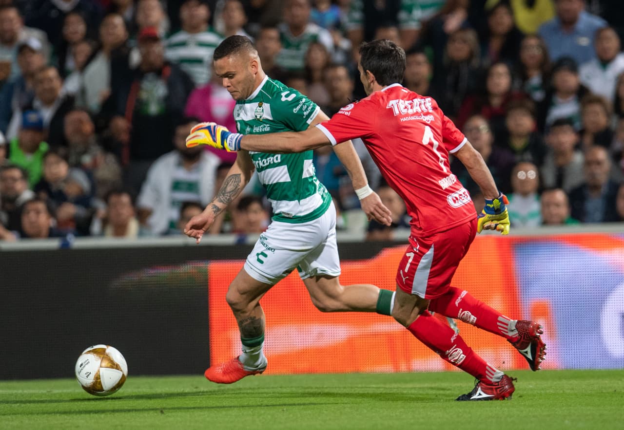 Jonathan Rodríguez tuvo la jugada más clara del encuentro y tras quitarse la marca de Marcelo Barovero disparó y la pelota se estrelló en el travesaño.