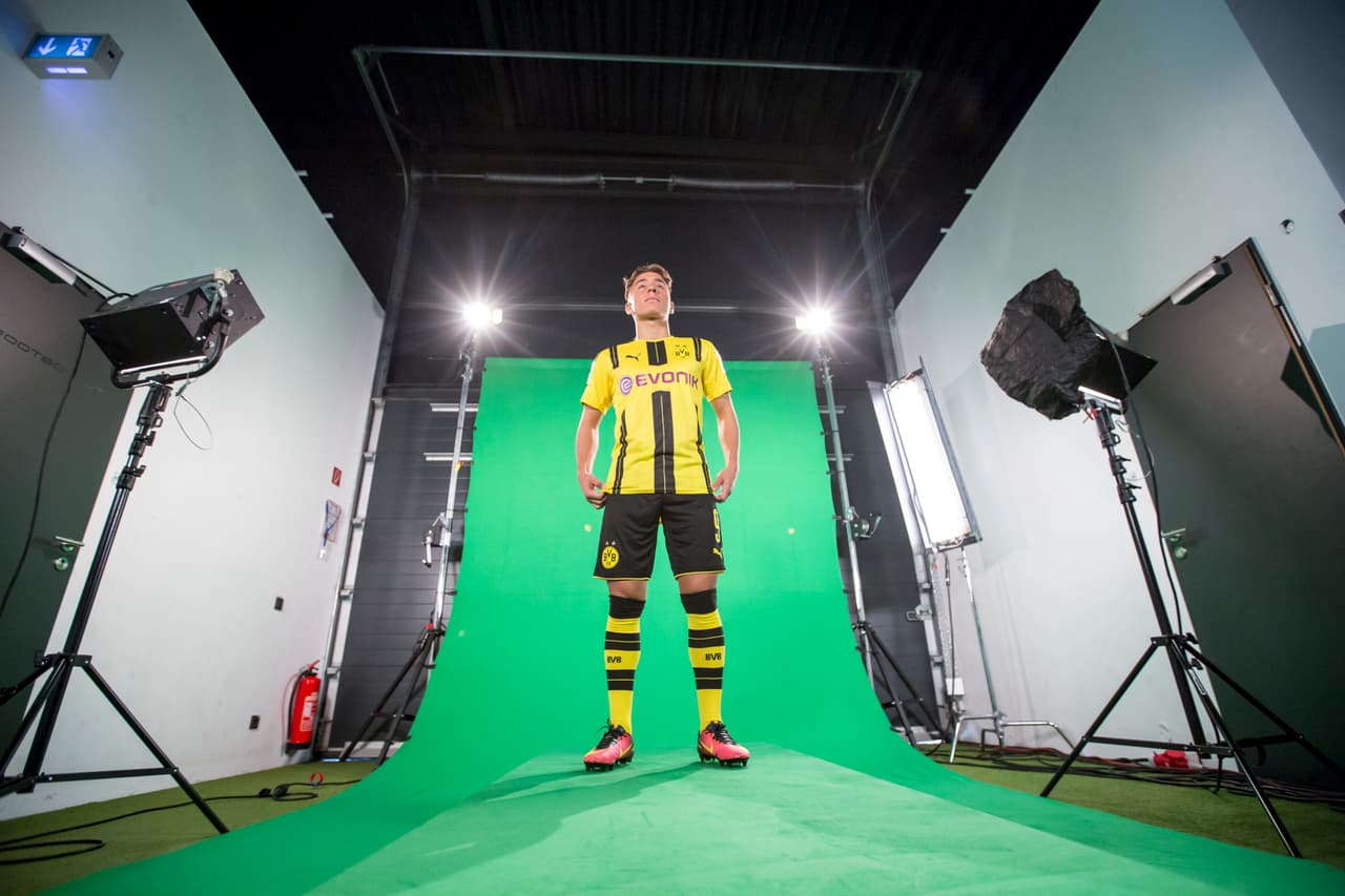 Después de la Euro 2016, el Borussia Dortmund lo fichó desde el FC Midtjylland de Dinamarca.