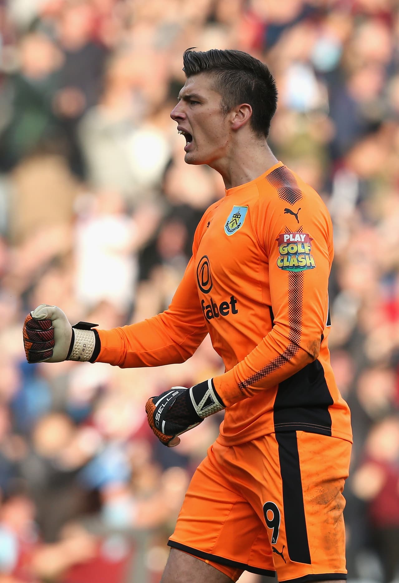 Para el delantero neozelandés fue su tercera anotación de la temporada en la Premier, mientras su portero celebraba a rabiar.