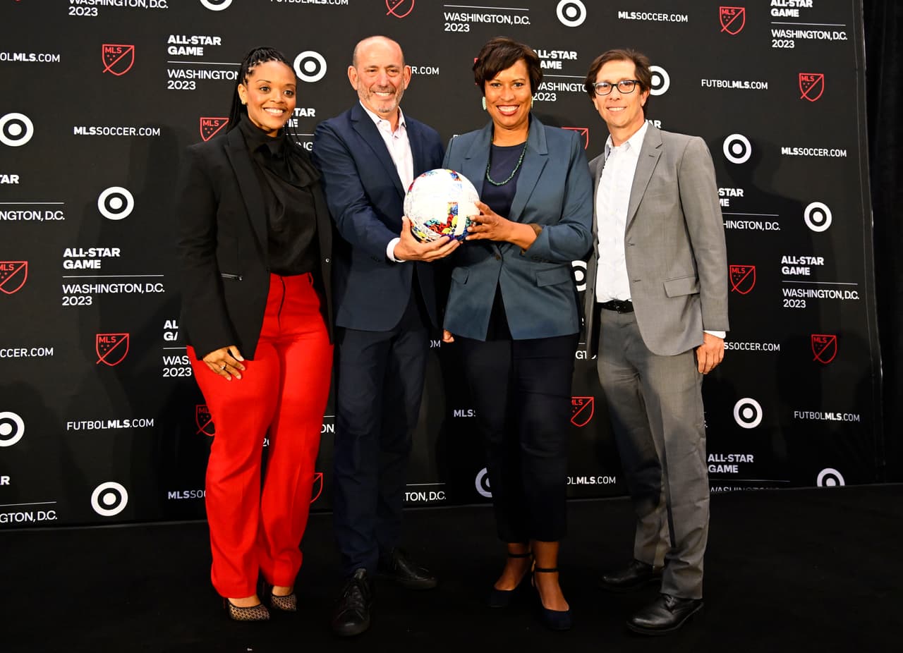 Danita Johnson -presidente de Operaciones de Negocios de D.C. United-, Don Garber -Comsionado de la MLS-, Muriel Bowser -alcaldesa de Washington, D.C.- y Max Brown -Presidente de Events DC-, durante el anuncio del MLS All-Star Game de 2023.