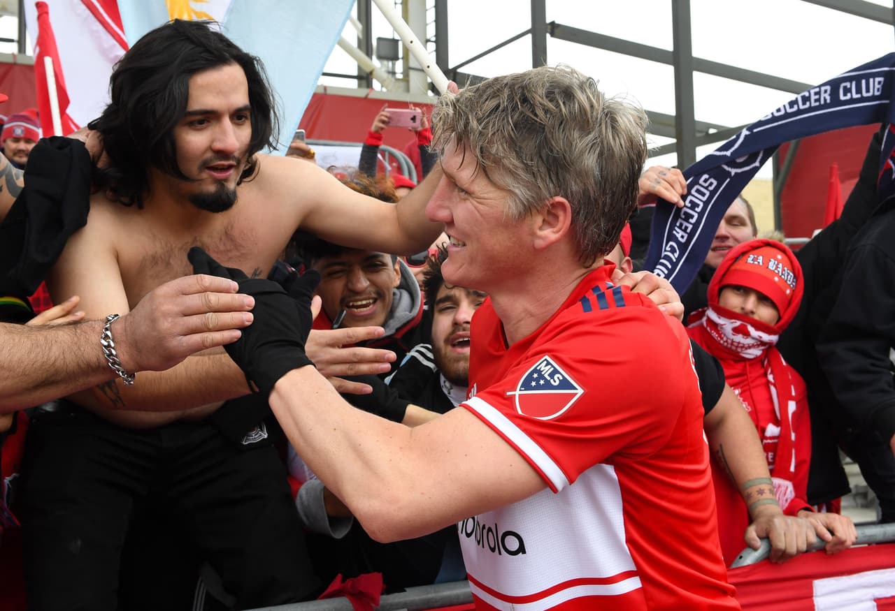 ¿Y en qué otro lugar del mundo puedes saludar cara a cara a un crack mundial como Bastian Schweinsteiger?