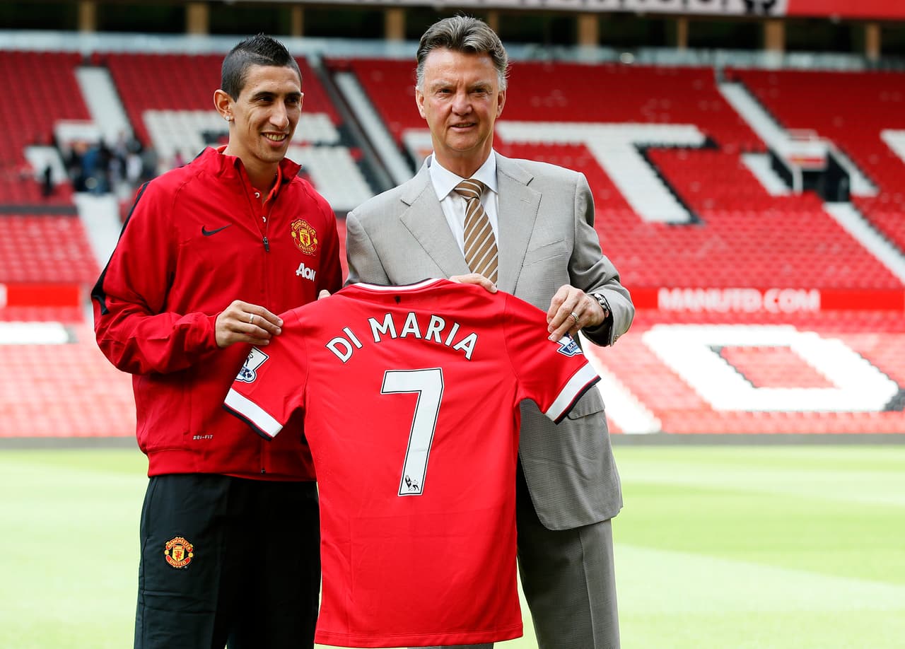 El argentino Ángel Di María salió de Real Madrid a Manchester United en 2014 por 74.600.000 euros, aproximadamente unos 87.251.000 dólares.