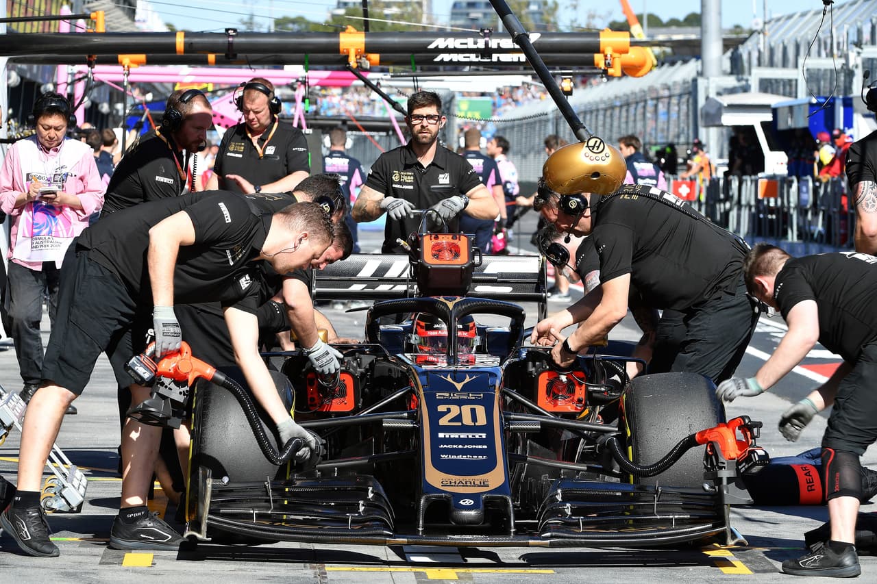 Este viernes se corrieron las dos sesiones de práctica en Melbourne en las que Lewis Hamilton fue el más veloz llegando a hacer la vuelta en 1:22:600. Sebastian Vettel y Valtteri Bottas lo escoltaron cada uno en una de las jornadas. Este sábado en la mañana será la clasificación y el domingo habrá bandera verde.