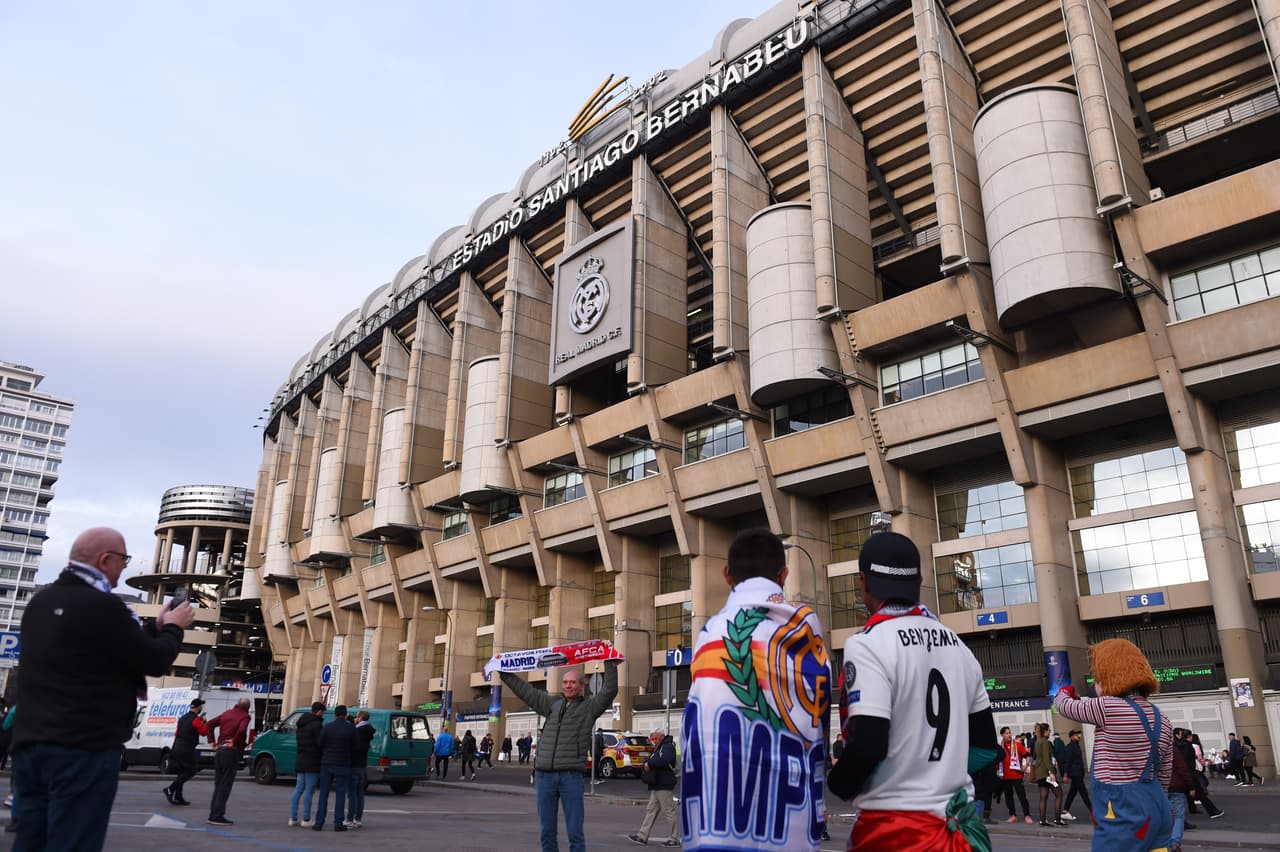 La intensidad de los hinchas de Real Madrid se sintió en el estadio Santiago Bernabéu, mientras los de Ajax llegaron a sitios como la Puerta del Sol y la Plaza Mayor en las calles de la capital española para el juego de vuelta de los Octavos de Final de la Champions League.