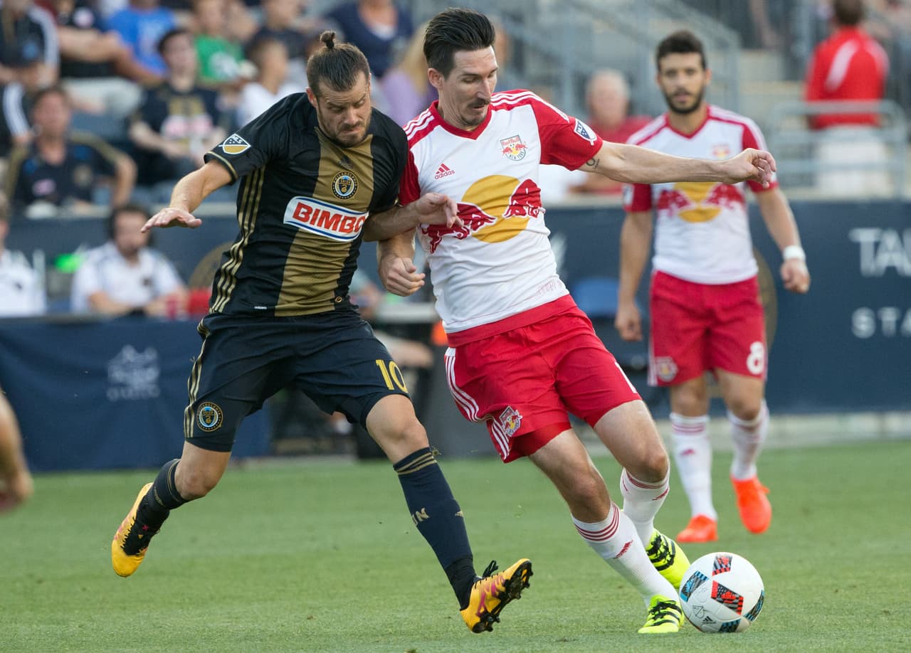 El doblete de Sacha Kljestan (der.) no le alcanzó a Red Bulls para ganar.