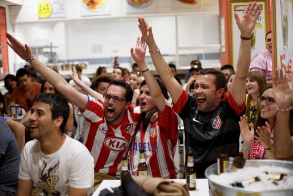 La celebración se extendió en las calles, donde la gente seguía el partido por televisión.