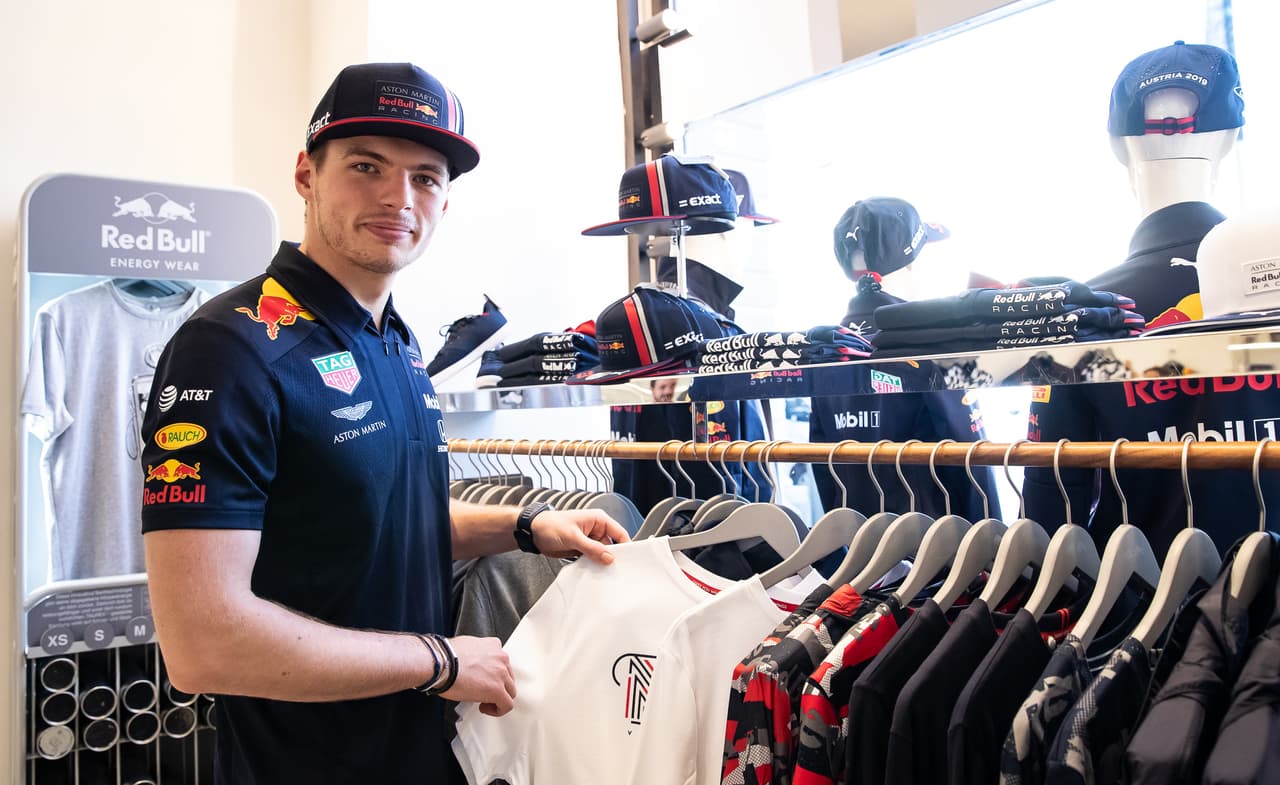 En Graz, a pocos kilómetros del Circuito Red Bull Ring en Spielberg, Max Verstappen encendió la actividad del Gran Premio de Austria con una visita a los aficionados, así como la tienda oficial de la escudería en la ciudad. A partir de este viernes los motores se encenderán con las primeras sesiones libres.