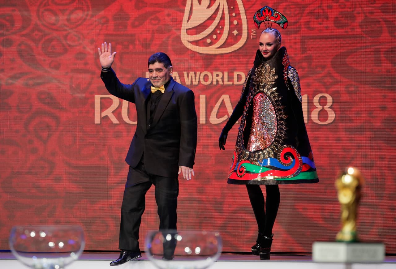 Las modelos junto a las leyendas disfrazadas de matrioshkas fue otro de los detalles de elegancia y tradición en la ceremonia.