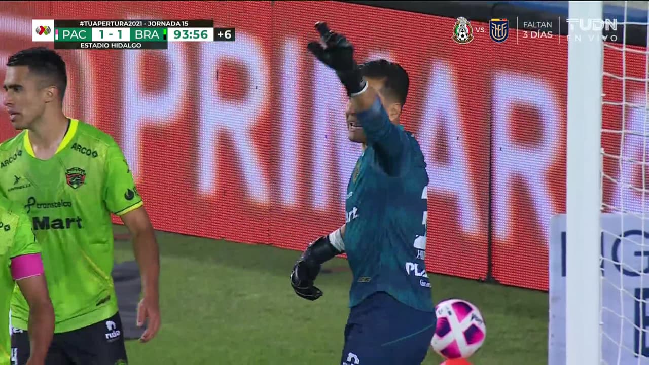 ¡TIRO ATAJADO! disparo por Nicolás Ibáñez.