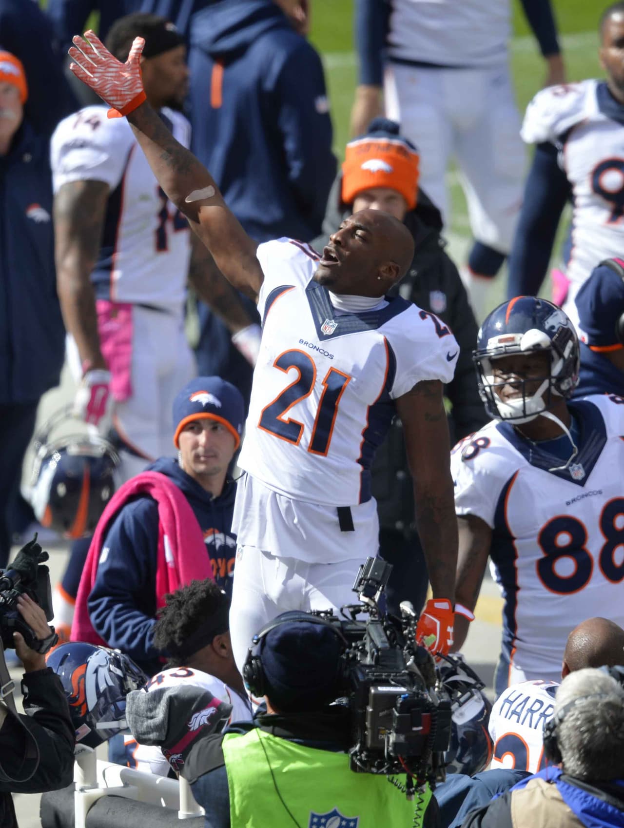 6.- Los DENVER BRONCOS mejoraron su marca a 6-0 con el triunfo por 26-23 en tiempo extra en Cleveland. El esquinero de los Broncos AQIB TALIB consiguió un regreso de intercepción de 63 yardas para touchdown y se convritió en el décimo jugador en la historia de la NFL con al menos ocho intercepciones devueltas hasta las diagonales.