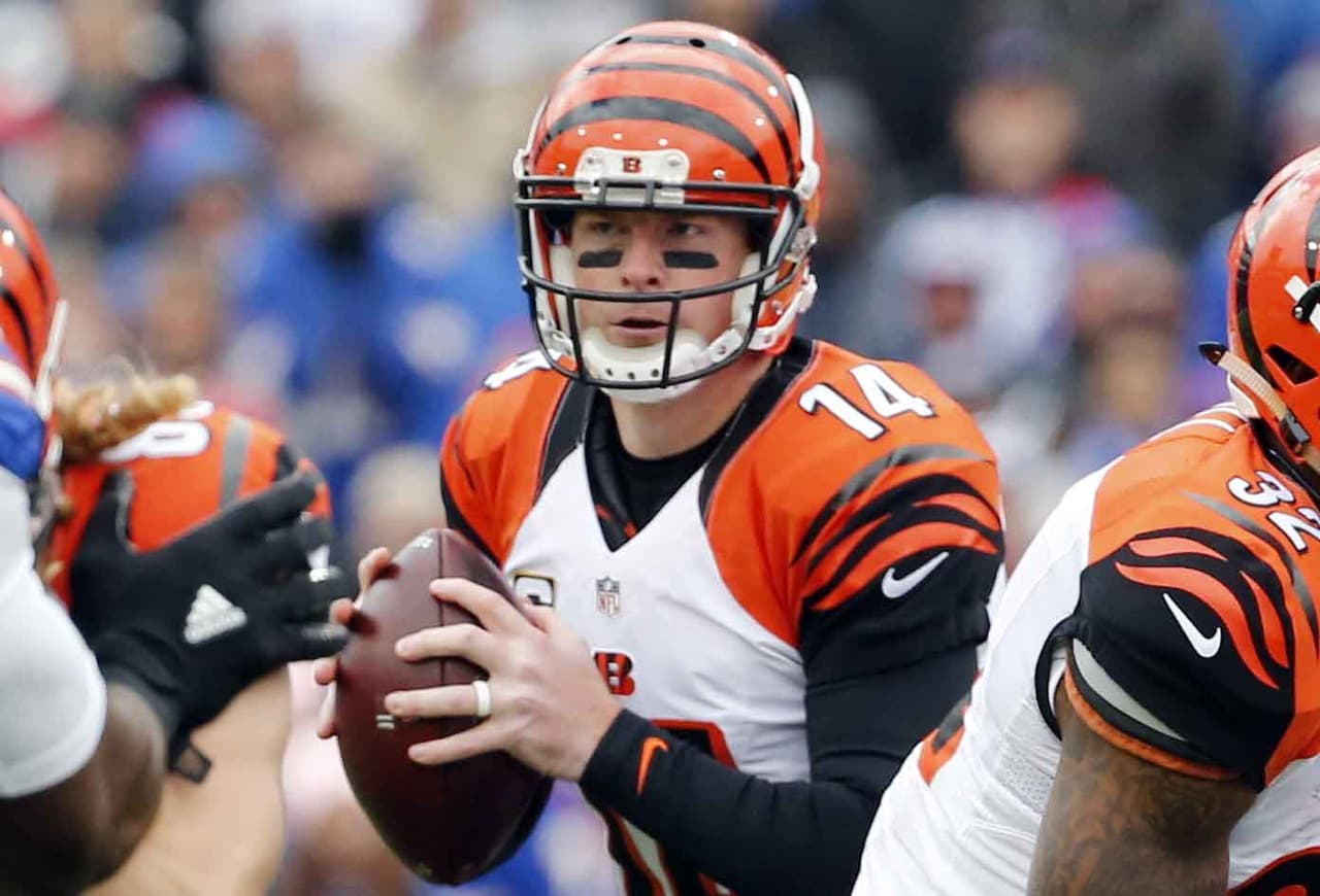 El quarterback de los Bengals ANDY DALTON pasó para 243 yardas con tres touchdowns y sin intercepciones para un rating de pasador de 118.6 puntos contra los Bills.