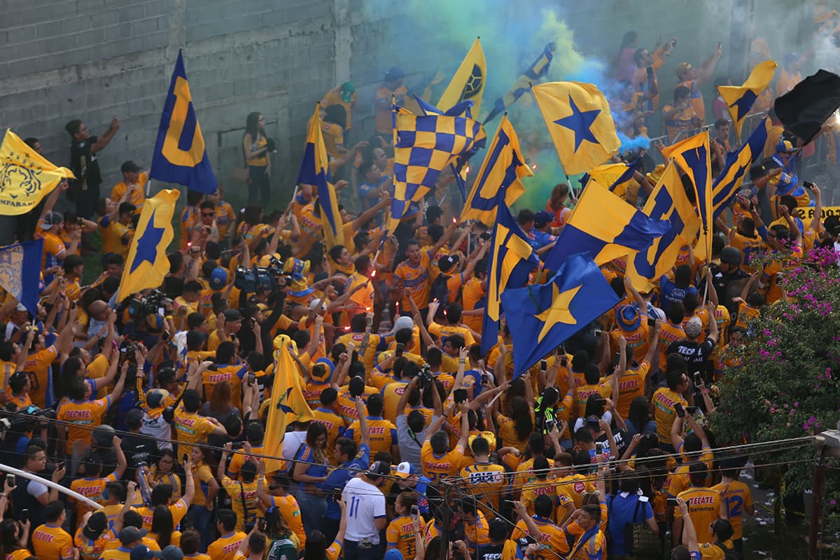 Afuera del Estadio Universitario los fanáticos de Tigres prepararon la fiesta.