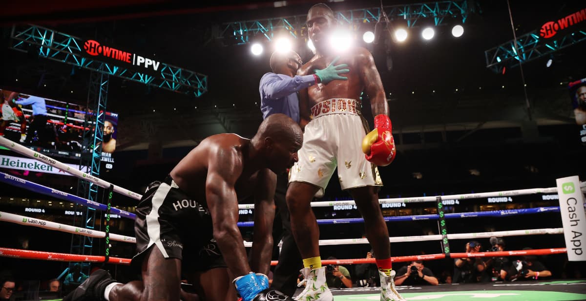 Chad ‘Ochocinco’ debutó en el boxeo con visita a la lona