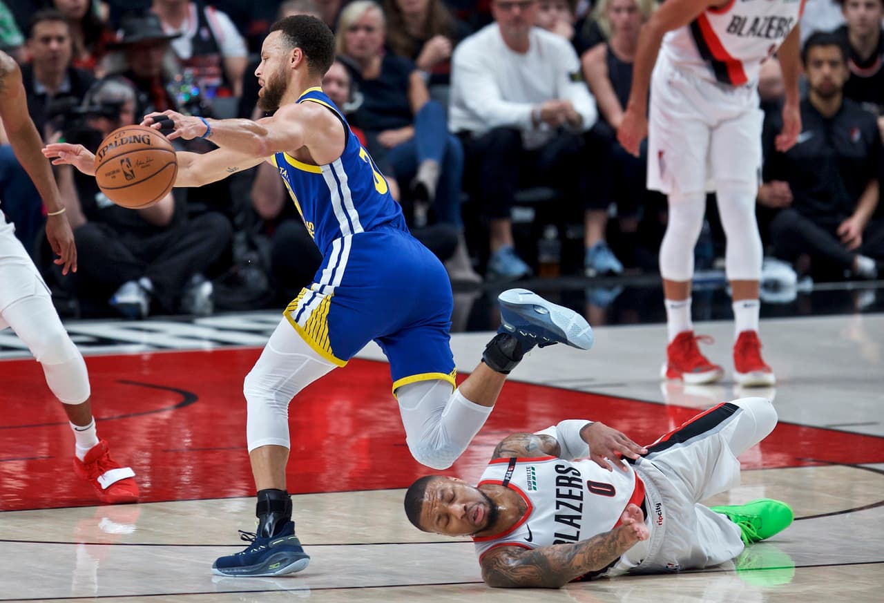 Stephen Curry (izquierda) anotó 36 puntos con seis rebotes, tres asistencias y seis triples para darle impulso al vigente campeón de la NBA.