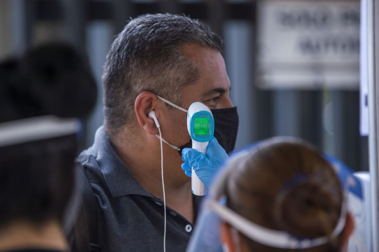 Se toma la temperatura a los asistentes al mítico estadio.