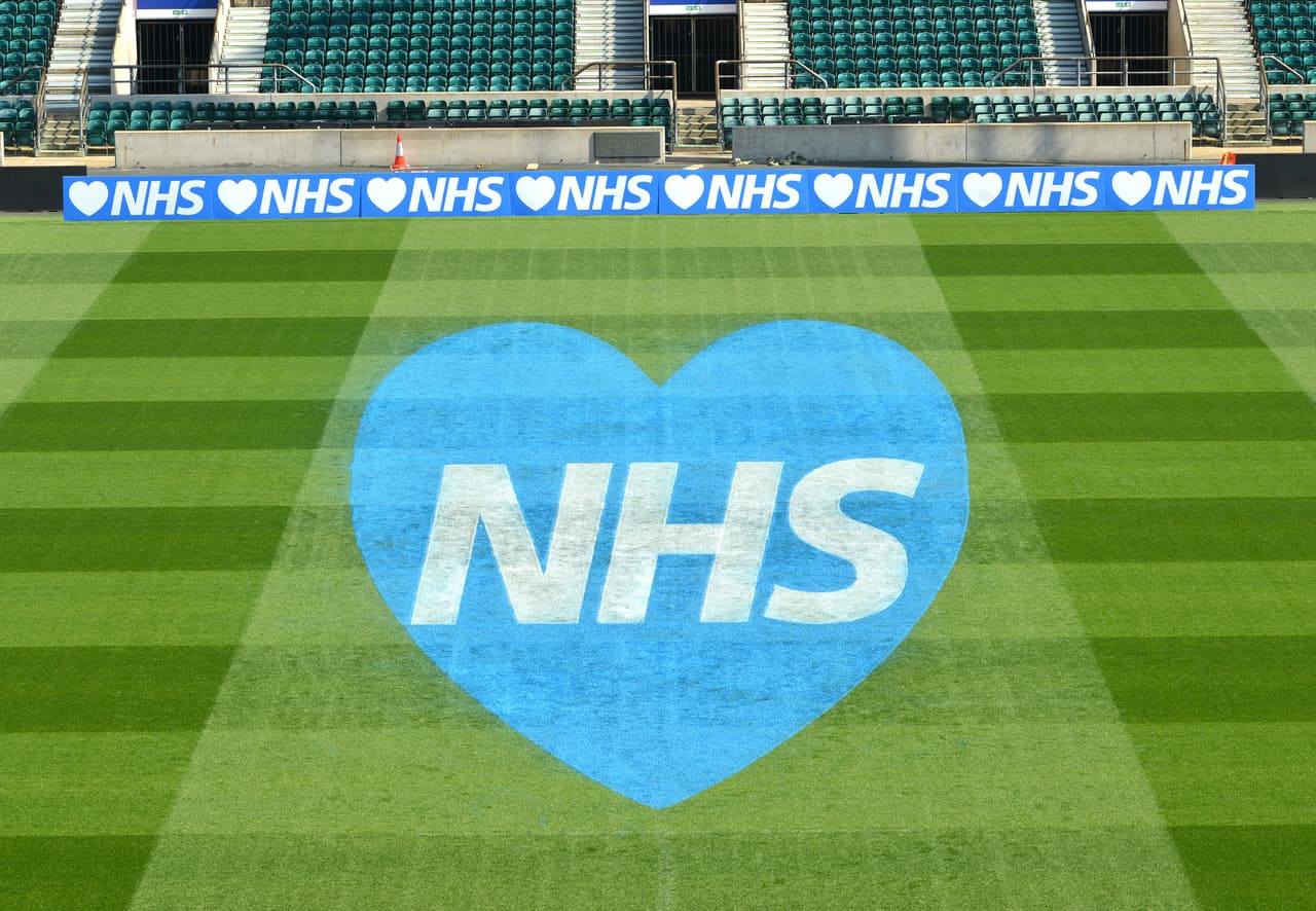 El estadio Twichenham, en agradecimiento, puso las siglas del Sistema Nacional de Salud dentro de un corazón azul.