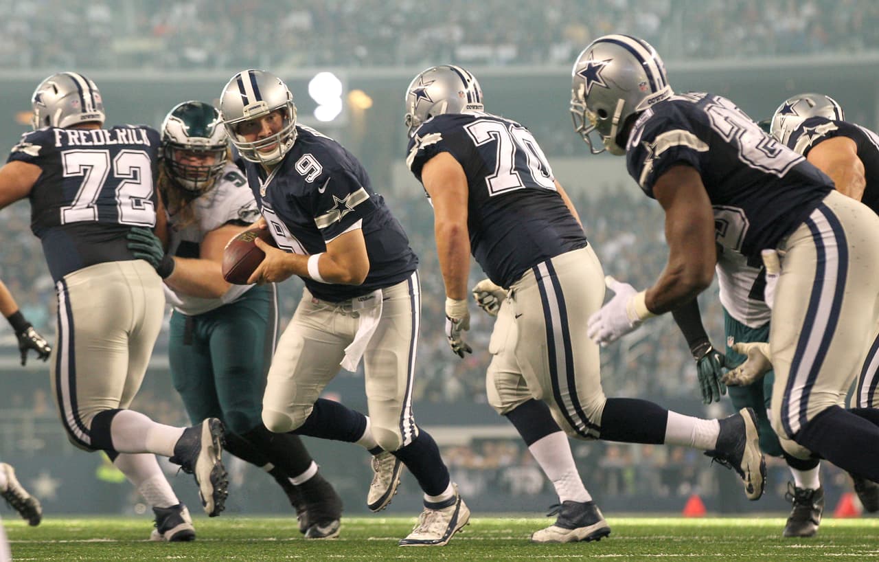 UNIFORMES RETRO EN DALLAS - Los Cowboys han usado diversos diseños retro, como el de la estrella azul sobre fondo blanco en el casco, la doble estrellas en los hombros y vestir jersey azul de locales, algo que no hacían desde 1963.