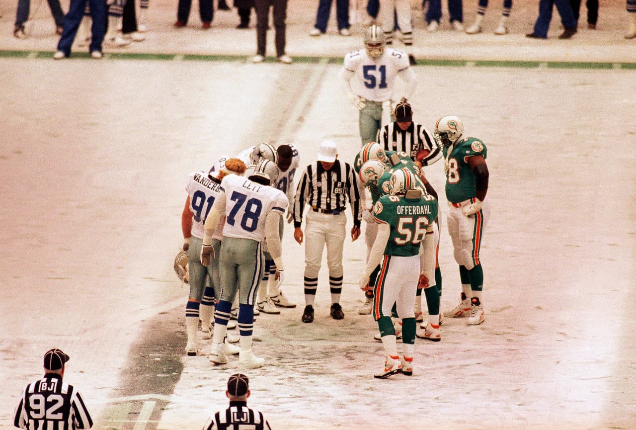 1993 - La nevada en el Texas Stadium ya fue de por si algo fuera de lo común. El famoso partido entre los Miami Dolphins y Dallas Cowboys que se definió cuando Leon Lett cometió el error más grave en Thanksgiving. Tocó el balón cuando Dallas ya había bloqueado el intento de gol de campo. Pete Stoyanovich tuvo otra oportunidad y no falló.