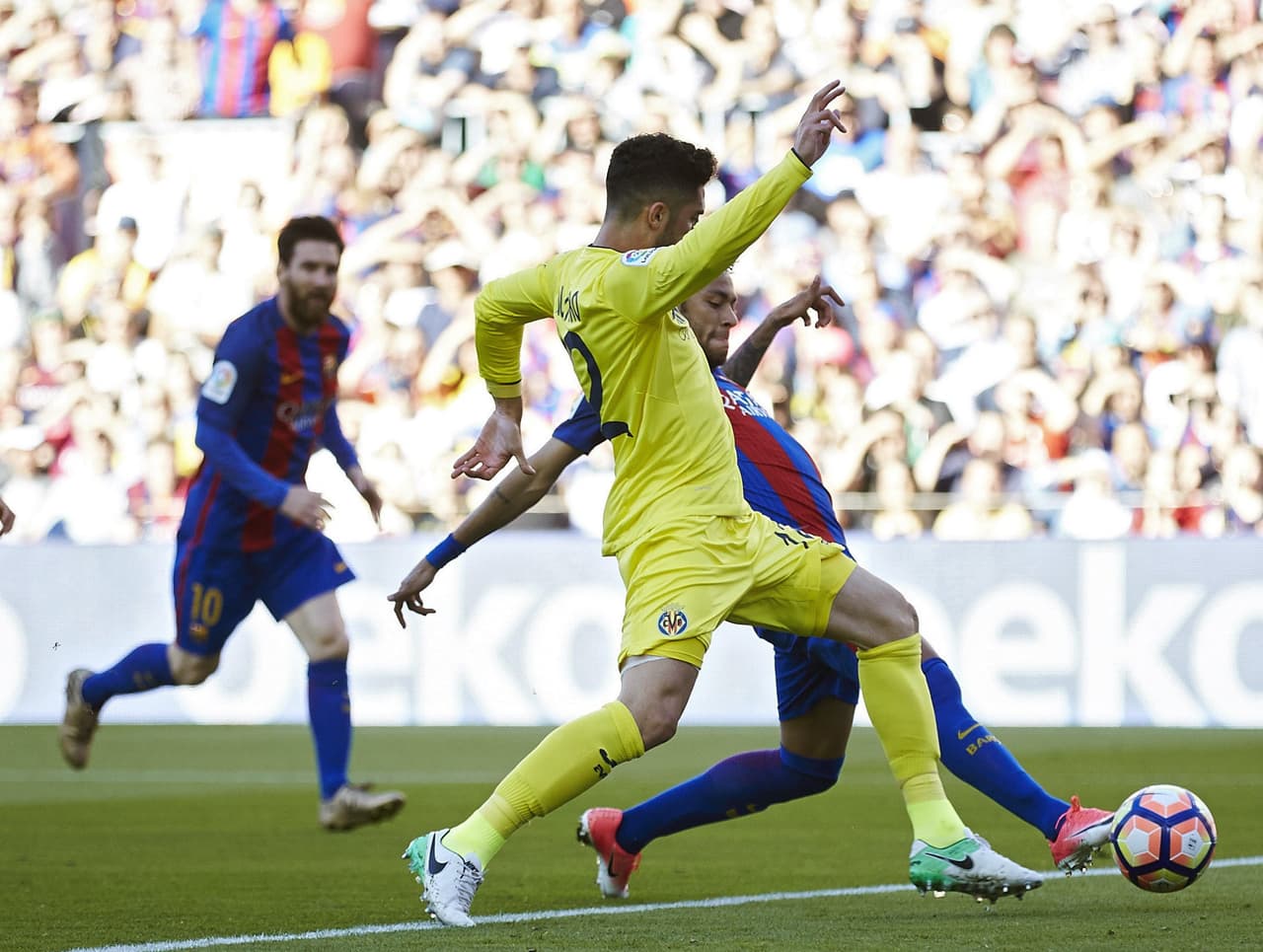 Pese al esfuerzo de la defensa visitante, el brasileño logró meter el pie y superar a Andrés Fernández.