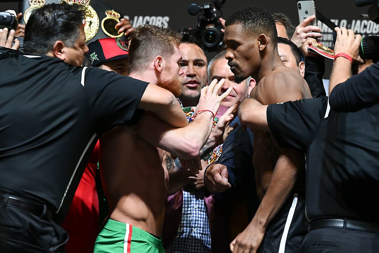 El personal de seguridad tuvo que intervenir para calmar los ánimos de los dos pugilistas.