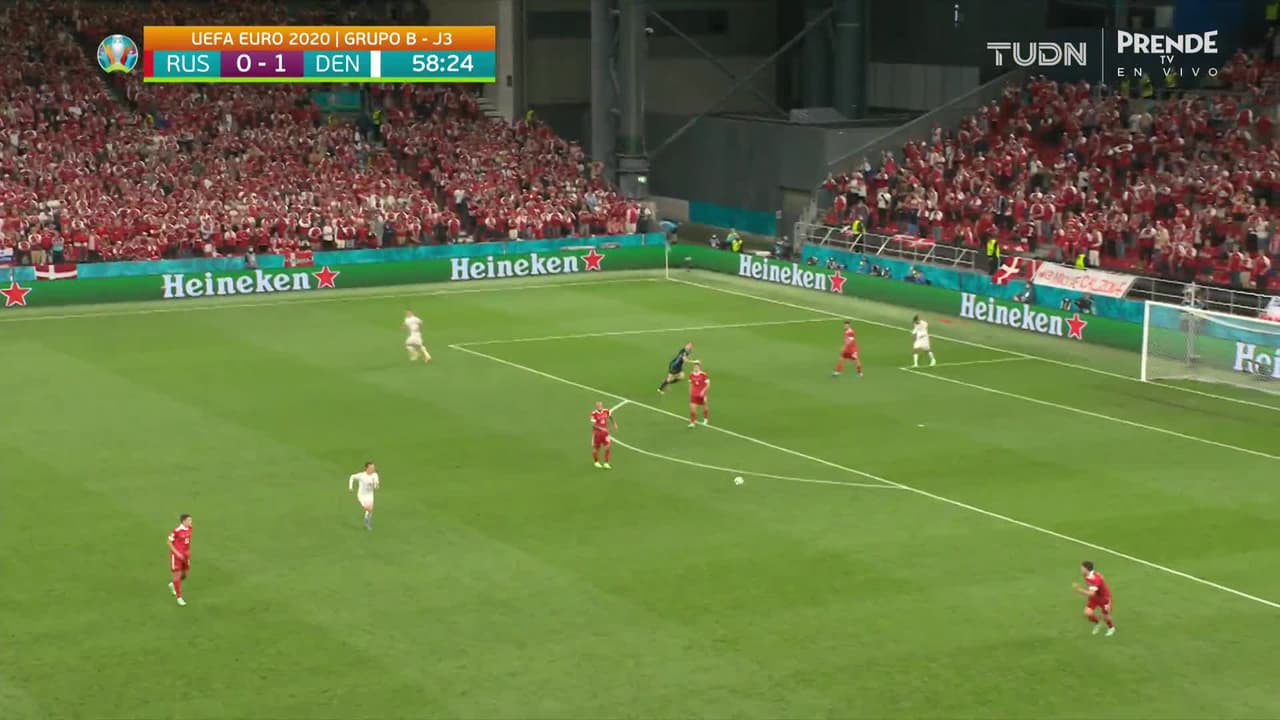 ¡GOL!  anota para Dinamarca. Yussuf Poulsen