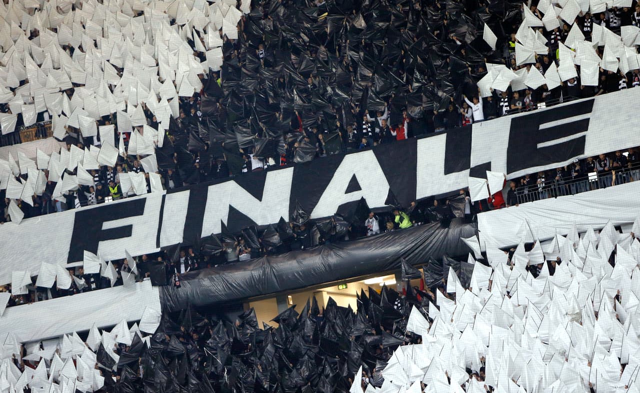 Las tribunas del Commerzbank Arena fueron el lienzo de una obra de arte de los fanáticos con un mosaico espectacular para apoyar al Eintracht Frankfurt en el duelo de Semifinal de Europa League contra Chelsea.