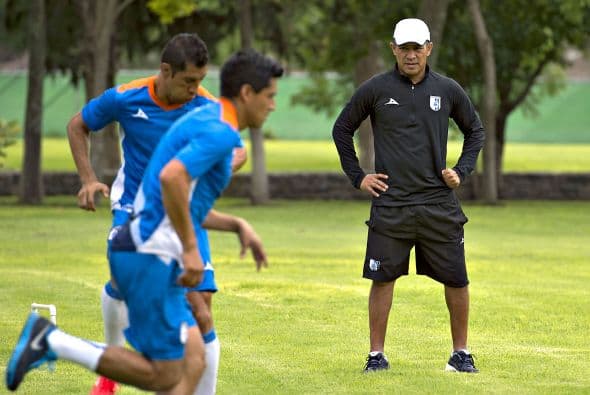 Ignacio Ambriz, tras la llegada de la nueva administración de los Gallos, fue ratificado en su puesto. Con el voto de confianza y un cuadro reforzado, Ambriz, con su trabajo y experiencia, puede hacer un equipo interesante, que mire más a los puestos de arriba en la Liga que a los de abajo.