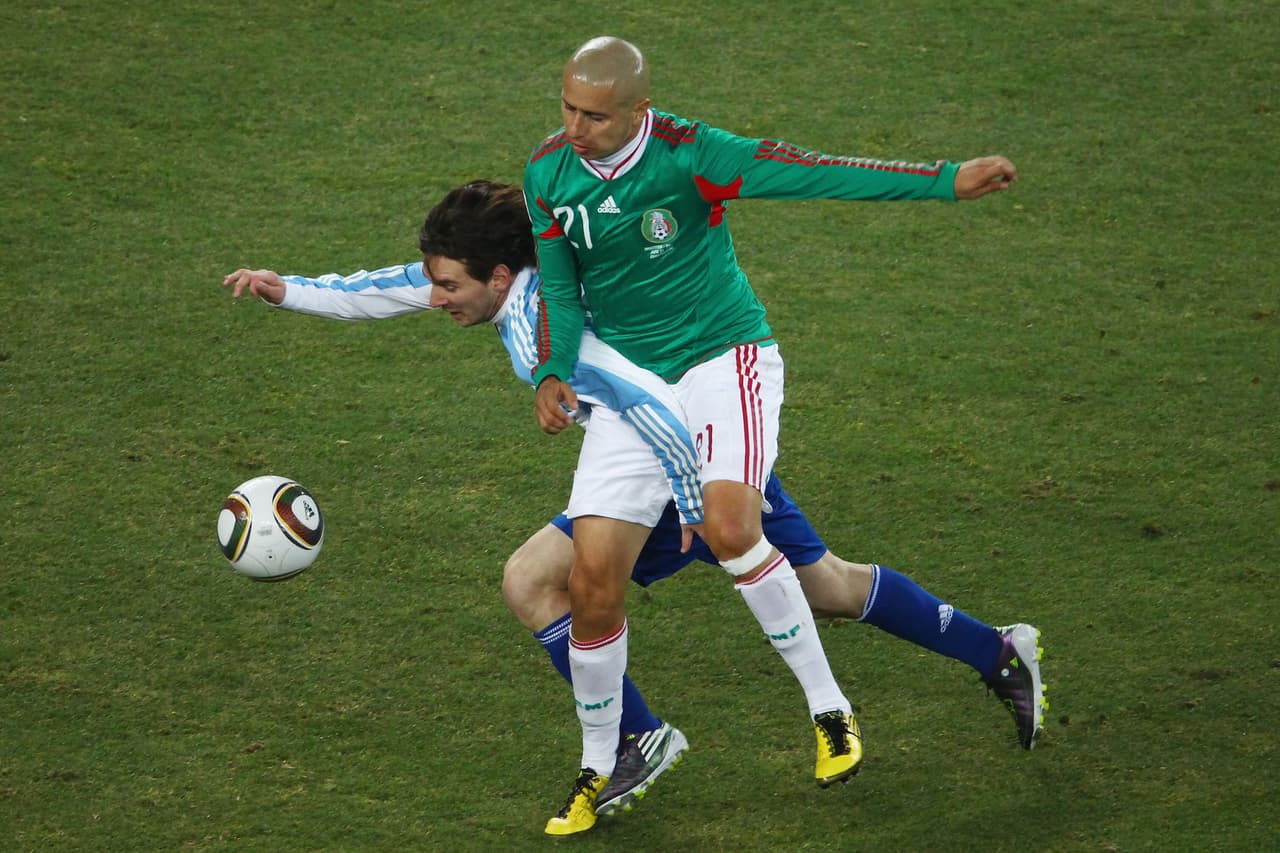 Adolfo Bautista fue otro jugador cuya corpulencia física lo hacía parecer aparatoso, pero cuya entrega y podero goleador lo hizo uno de los hombres de México en Sudáfrica 2010.