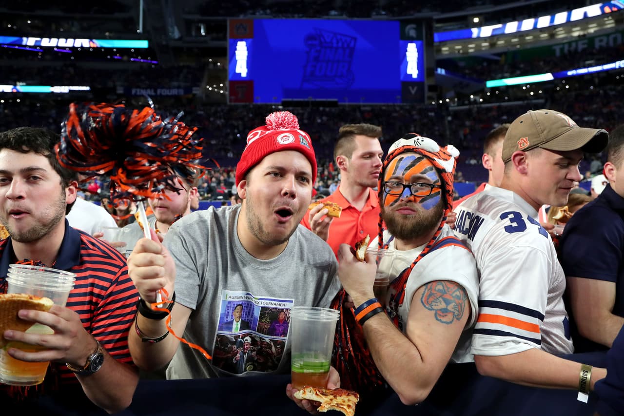 El color y la fiesta son protagonistas en la definición del básquetbol universitario de la NCAA, que tuvo de nuevo a los hinchas y a las porristas como los ejemplos de la alegría fuera de la competencia.