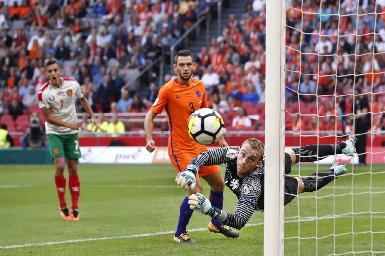 Sin embargo, Georgi Kostadinov apretaría el marcador al minuto 69 con un frentazo que Cillessen no pudo contener. La angustia volvía a apoderarse de los aficionados holandeses.