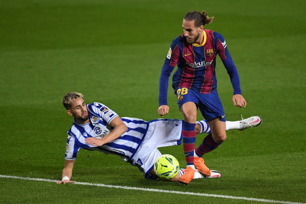 Barcelona supera a la Real Sociedad 2-1.Willian José se encargaba de poner arriba a su equipo al minuto 27, pero Jordi Alba igualaba las cosas al 31. Quien anotó el gol de la victoria, fue Frenkie de Jong al 73 y suman tres puntos.
