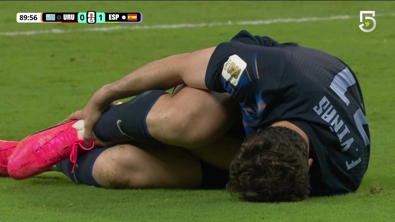 ¿Era penal para Uruguay? La entrada de Dani Olmo a Viñas que pudo acabar mal para España