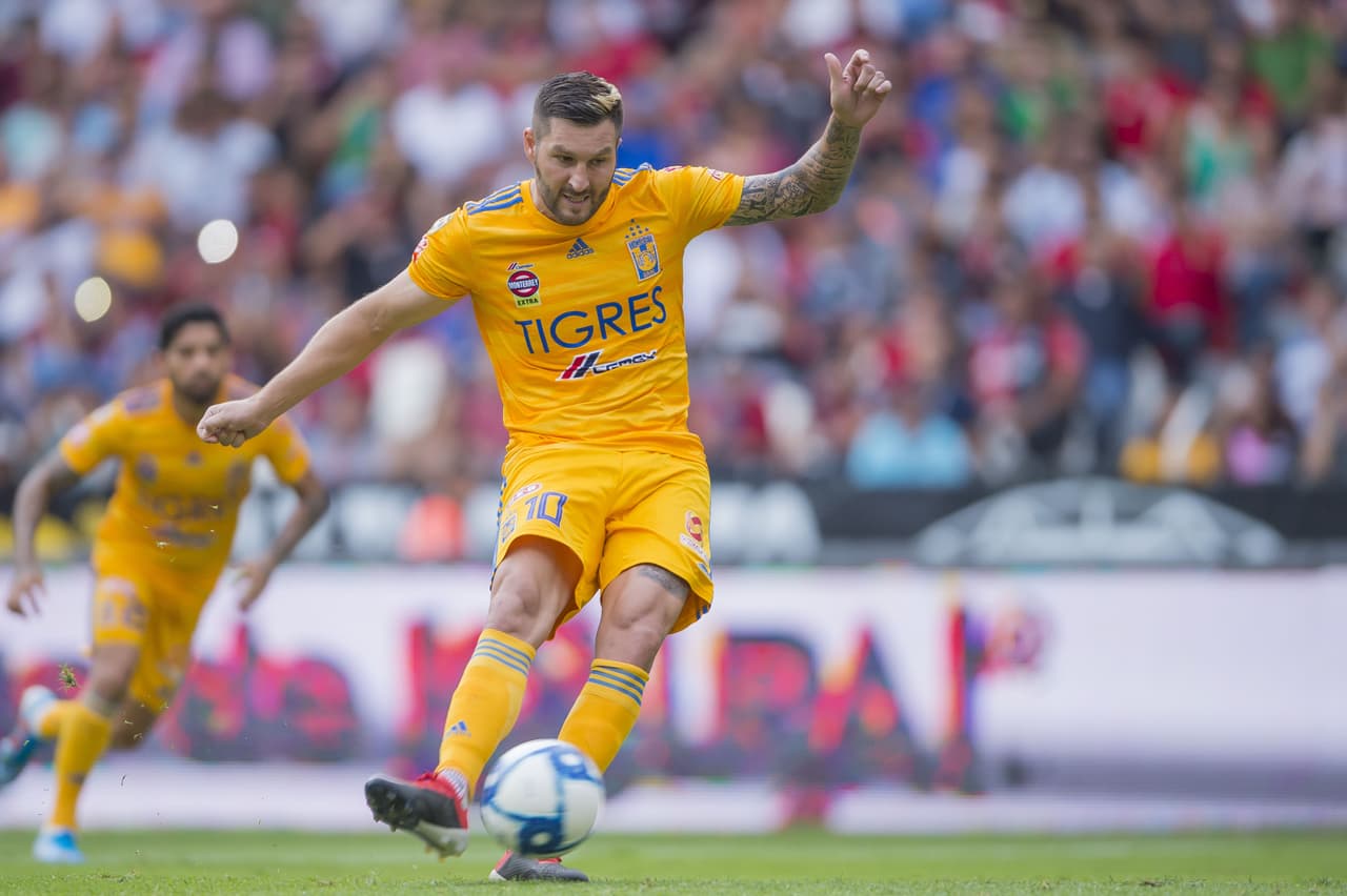 El francés Andre-Pierre Gignac cobró desde los 11 pasos pero el gol se le fue negado por un contundente Camilo Vargas.