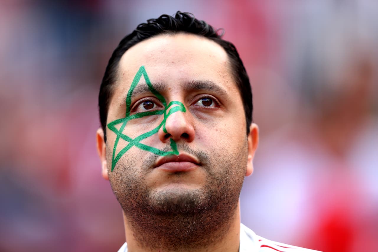 Las máscaras y demás atuendos de los fanáticos hacen parte del colorido en la fiesta del partido entre Portugal y Marruecos en la segunda fecha del grupo B del Mundial de Rusia 2018.