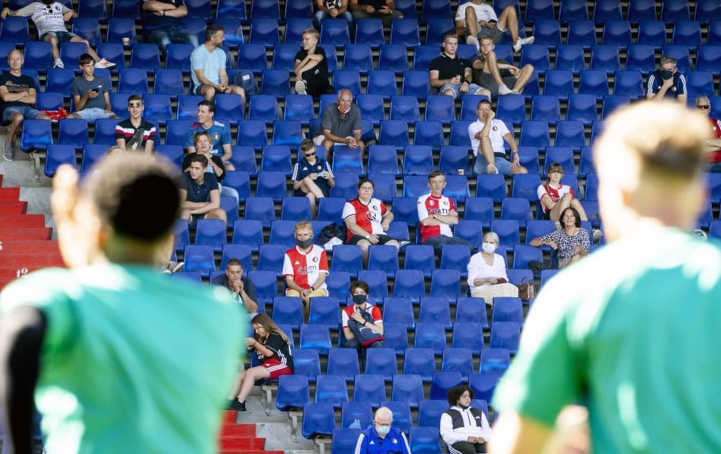 La UEFA numerará los asientos garantizando 1.5m de distancia entre los asistentes; ésta deberá ser respetada.