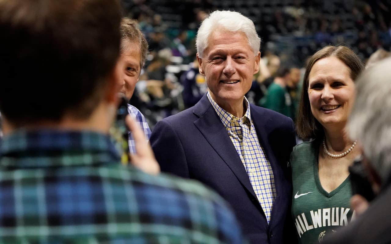 Varios aficionados que ya estaban presentes en el escenario de los Bucks aprovecharon para tomarse fotos con la distinguida figura de la política estadounidense.