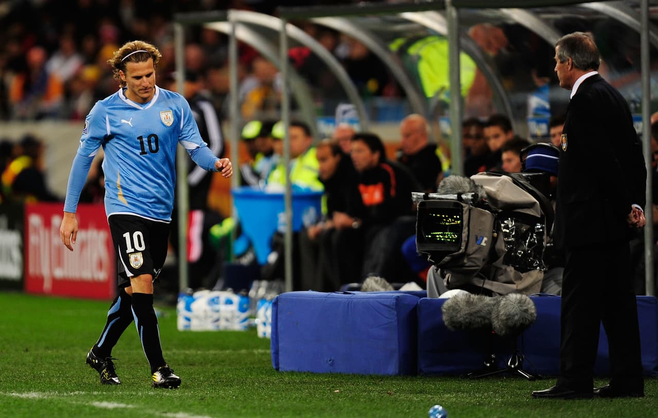 Forlán no pudo cumplir a las expectativas de su técnico y de su país, en una decepción evidente.