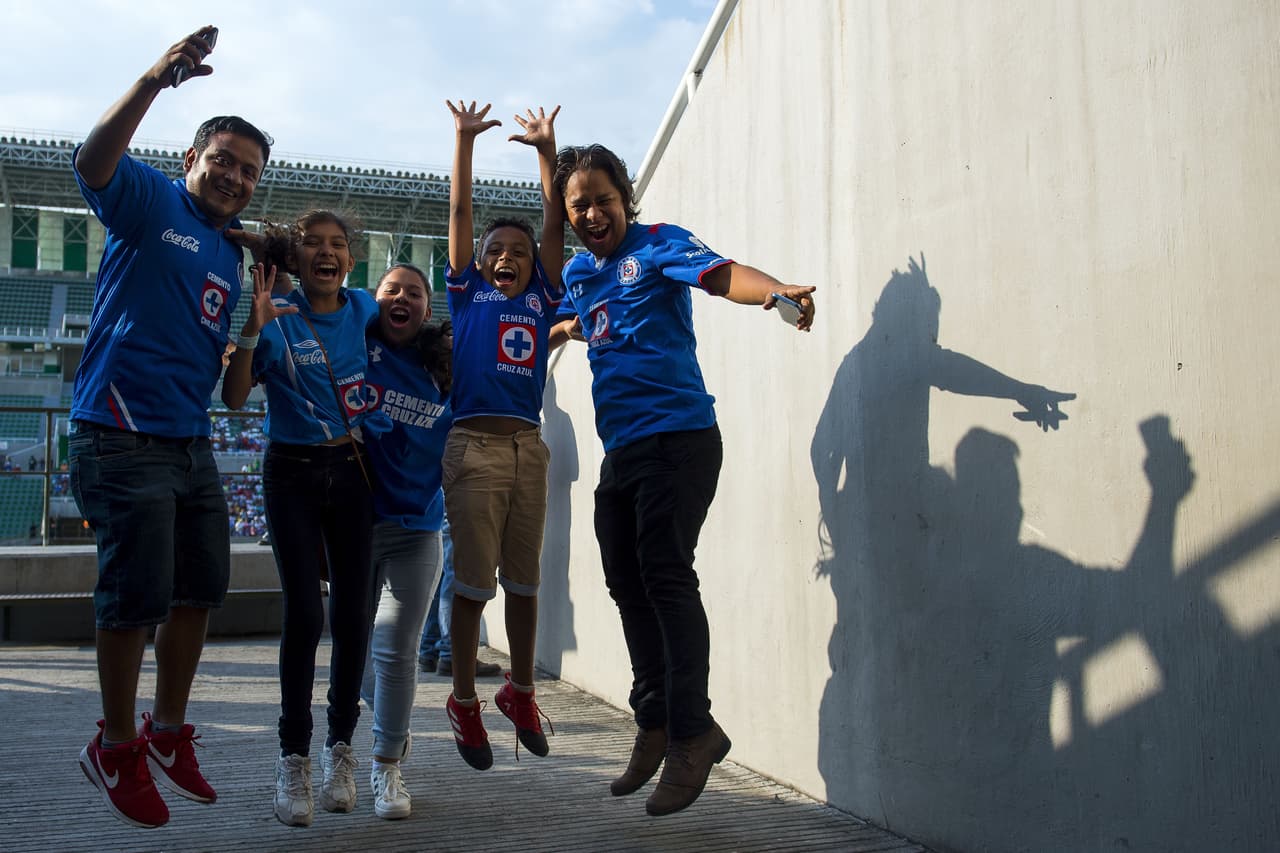 La energía de las porristas, la alegría de los fanáticos y las curiosidades fueron parte del colorido en el arranque de América, Chivas de Guadalajara, Cruz Azul y Monterrey en la Copa MX.