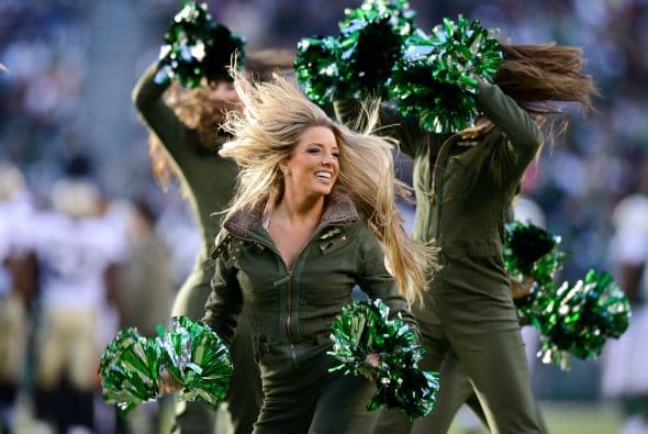 Laura ya tiene ¡siete años como integrante del Flight Crew! Fue seleccionada en el 2007 y ha aparecido en dos calendarios del equipo. Sin duda toda una bella líder.