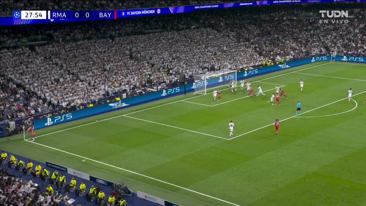 ¡TIRO ATAJADO! disparo por Kylian Mbappé.