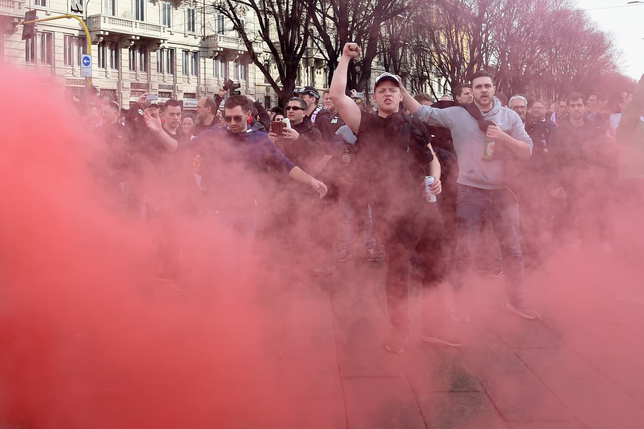 La fiesta en Milán fue cortesía de un gran grupo de fanáticos del Eintracht Frankfurt que se reunieron en la Piazza del Duomo antes de ir al Stadio San Siro incluso con la presencia del presidente del equipo, Peter Fischer, quien se contagió de la alegría que desbordaban con sus banderas y fundas alegóricas a las Águilas.