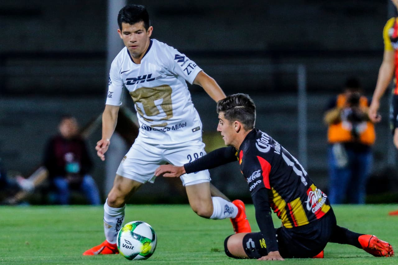 Y los visitantes, por más que se esmeraban, porque deseos tenían, no llegaban con profundidad, la zaga de los azul y oro se encargaba de bajarle los humos a los Melenudos.