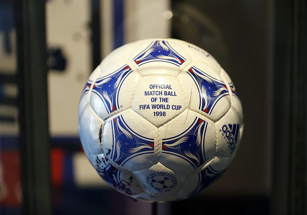 Francia 1998 - Tricolore
<br>Fue el primer balón multicolor y tenía burbujas de gas, cerradas y resistentes.