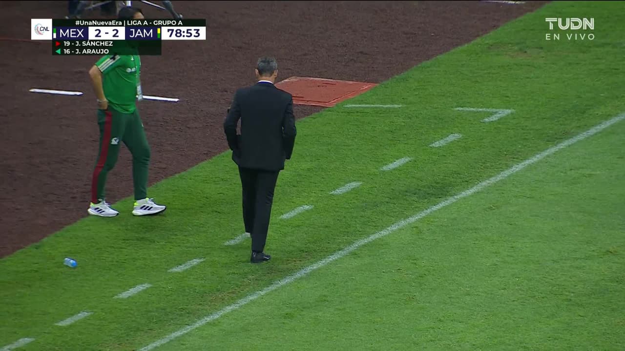 ¡CERCA! Diego Lainez disparó que se estrella en el poste.