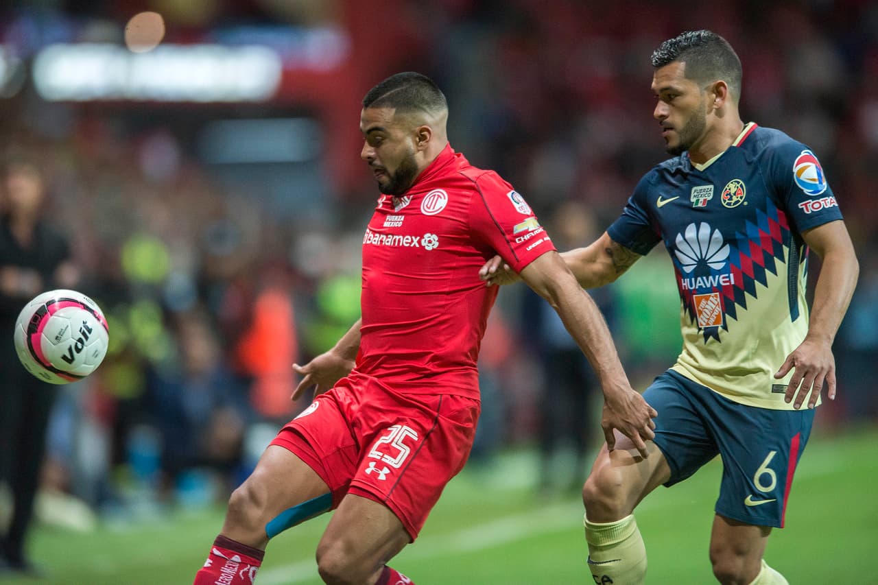 Desde los primeros minutos fue un partido sumamente ríspido, con muchas llegadas duras y malintencionadas.