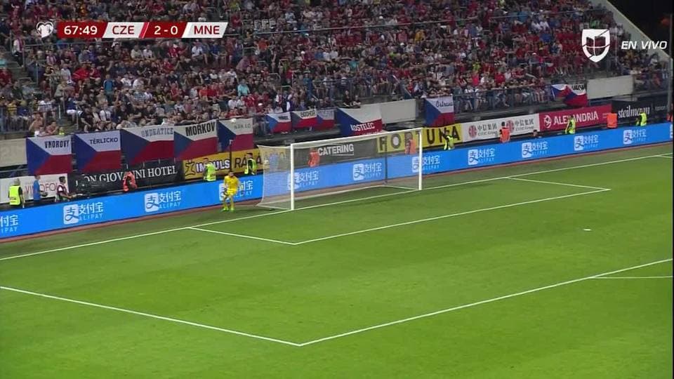 Tiro desviado de Patrik Schick