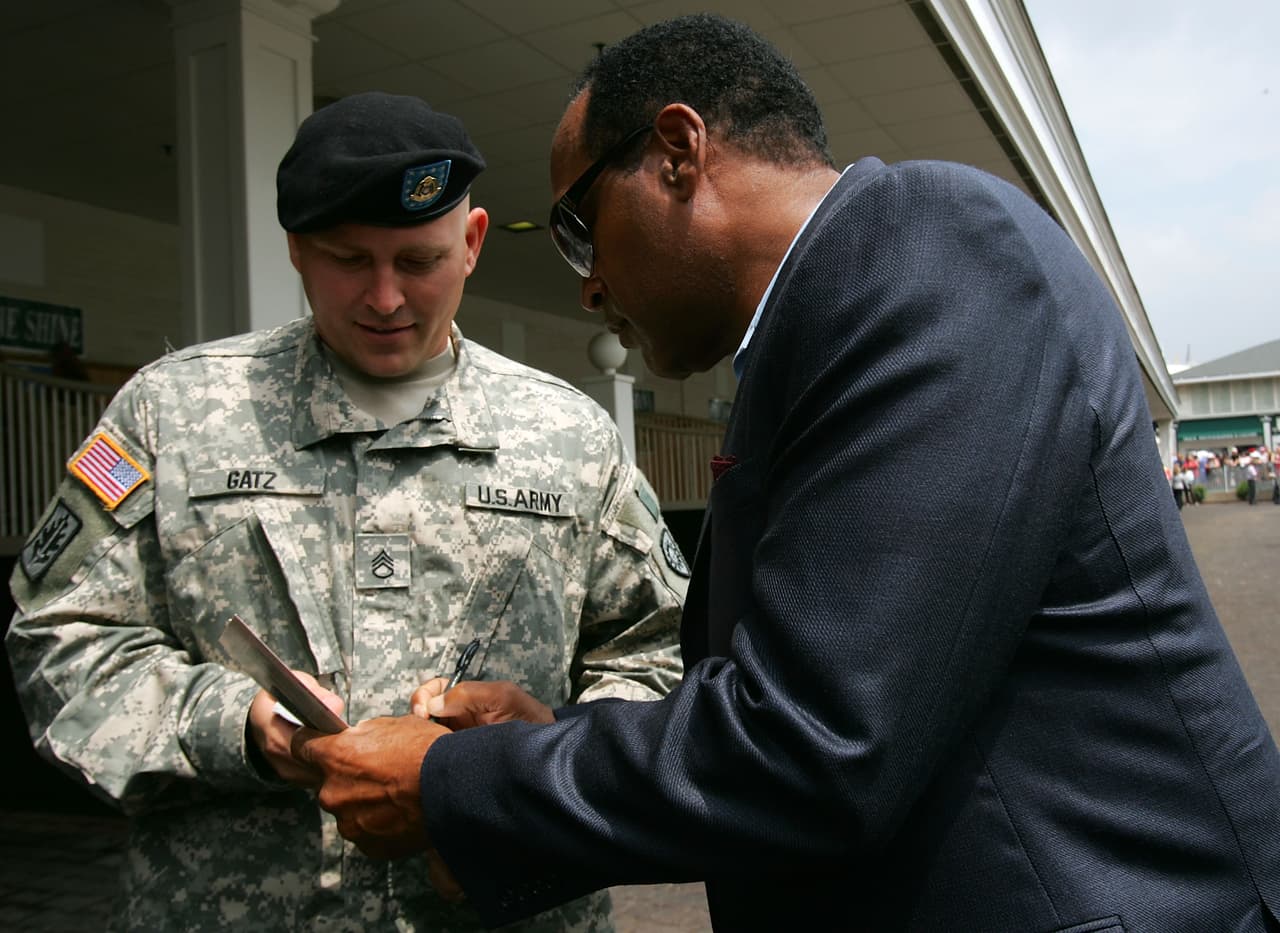 Simpson perdió el proceso civil por el asesinato de Goldman en 1997 y tuvo que pagar 33 millones de dólares, pero se mantuvo en pie gracias a las ganancias de la firma de autógrafos.