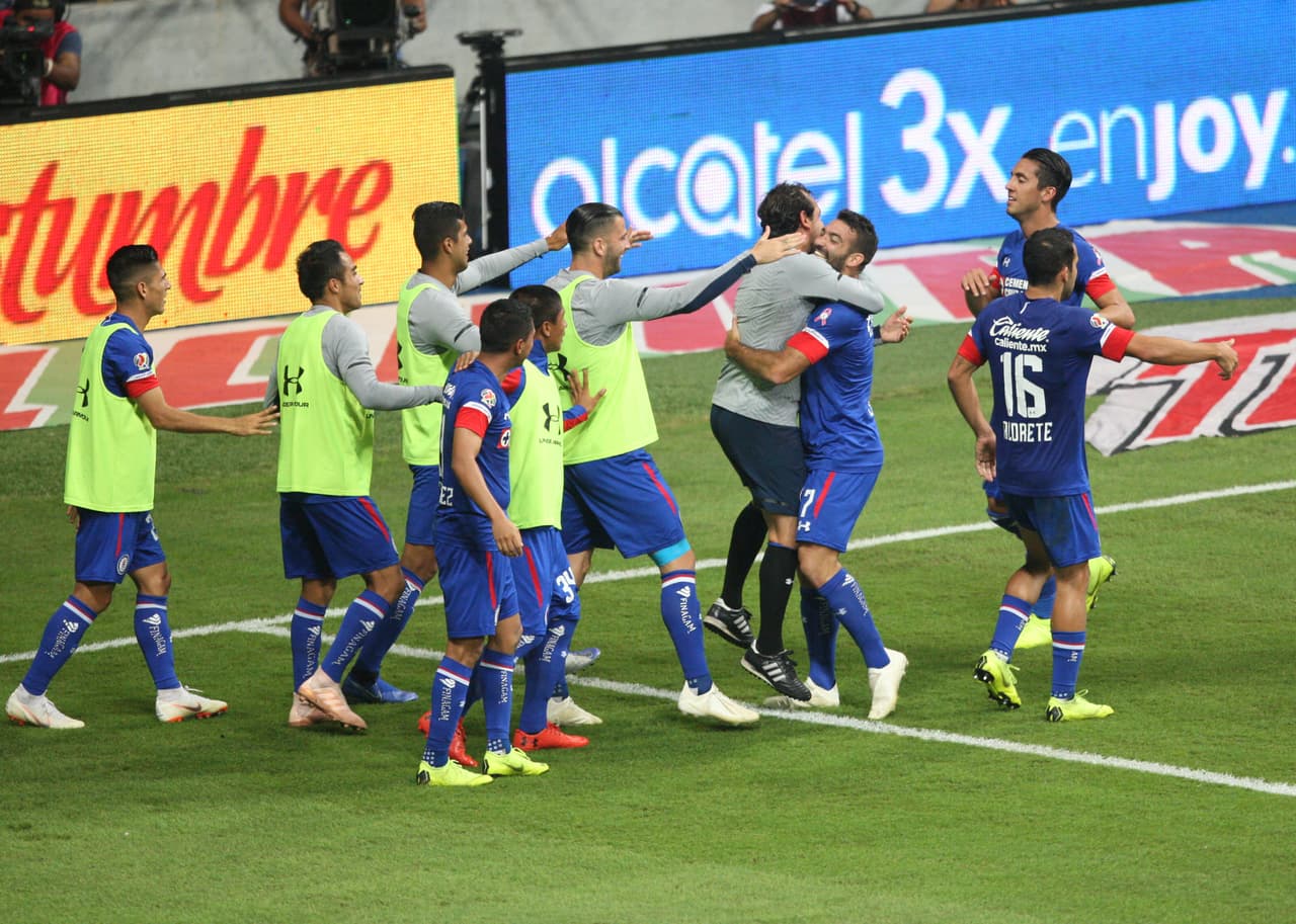 Y el tiempo se le acabó al Monterrey, nunca tuvo una jugada clara de gol, regaló espacios y con frialdad resolvió el cotejo Cruz Azul, que se coronó campeón de la Copa MX.