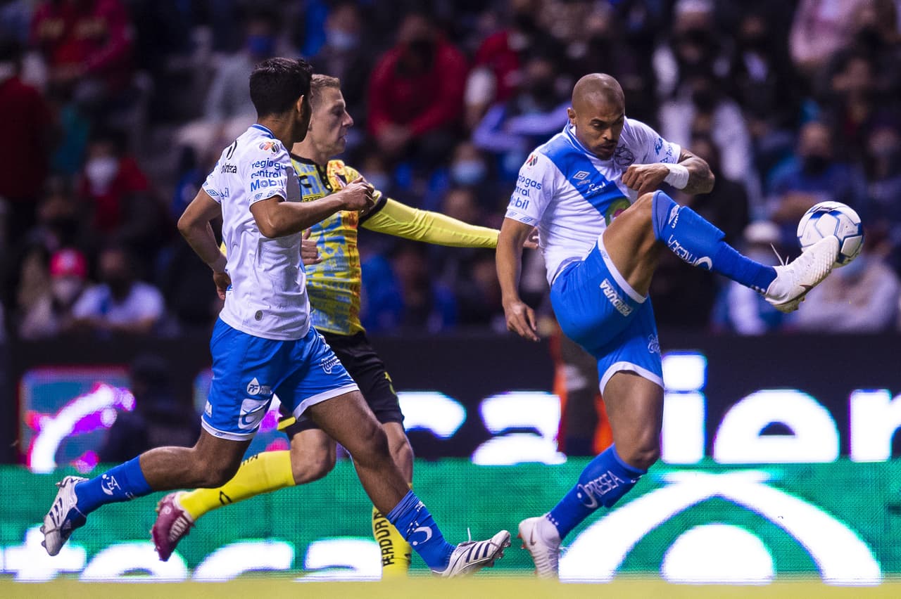 La primera parte fue para Puebla. Los camoteros llegaron a línea final en más de tres ocasiones claras de gol, pero la falta de tino y la ansiedad de los delanteros evitaron inaugurar el marcador.