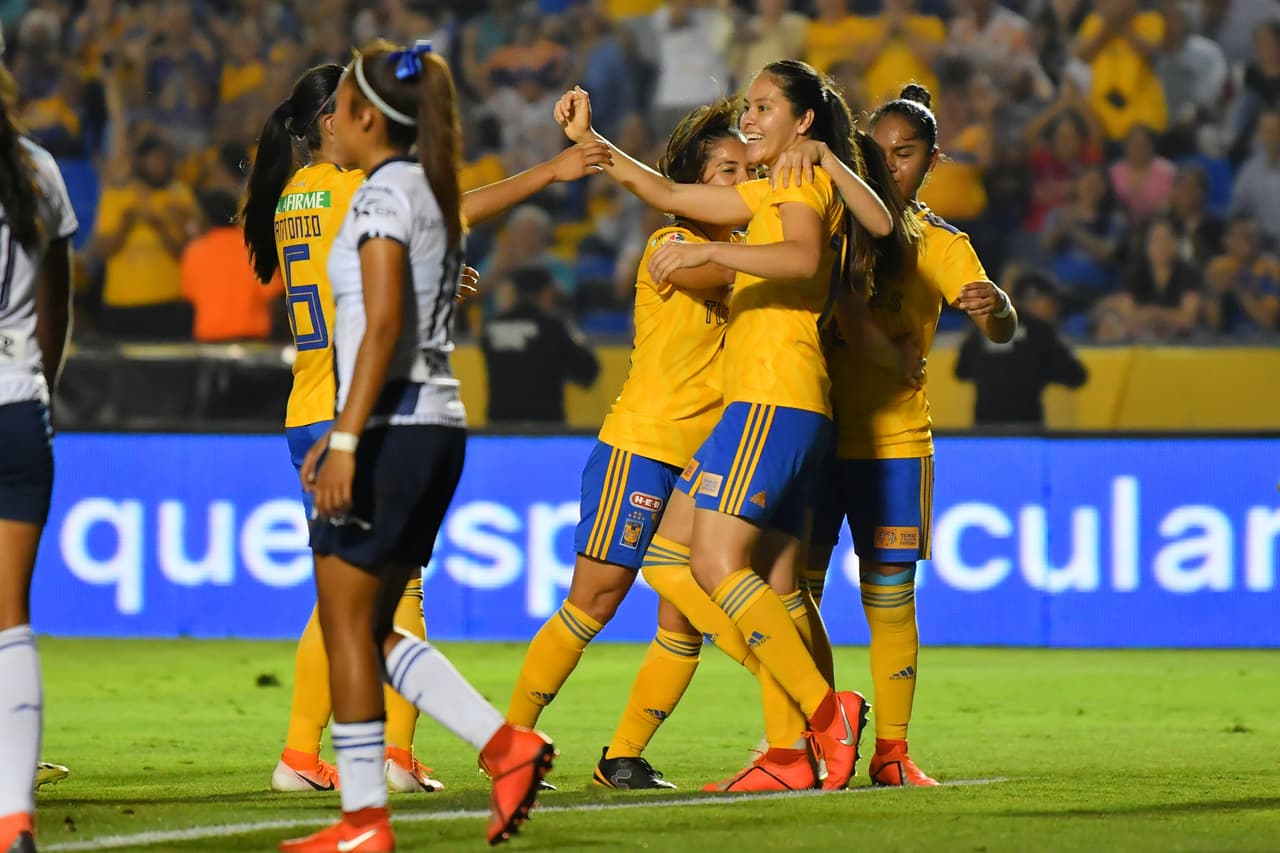 Así festejaban las jugadoras de Tigres que ponían 3-1 a su favor la eliminatoria con el marcador global.